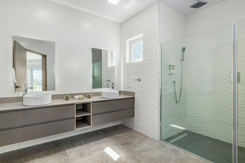 NEW 6 Bedroom Villa 2min Eagle Beach Palm Beach