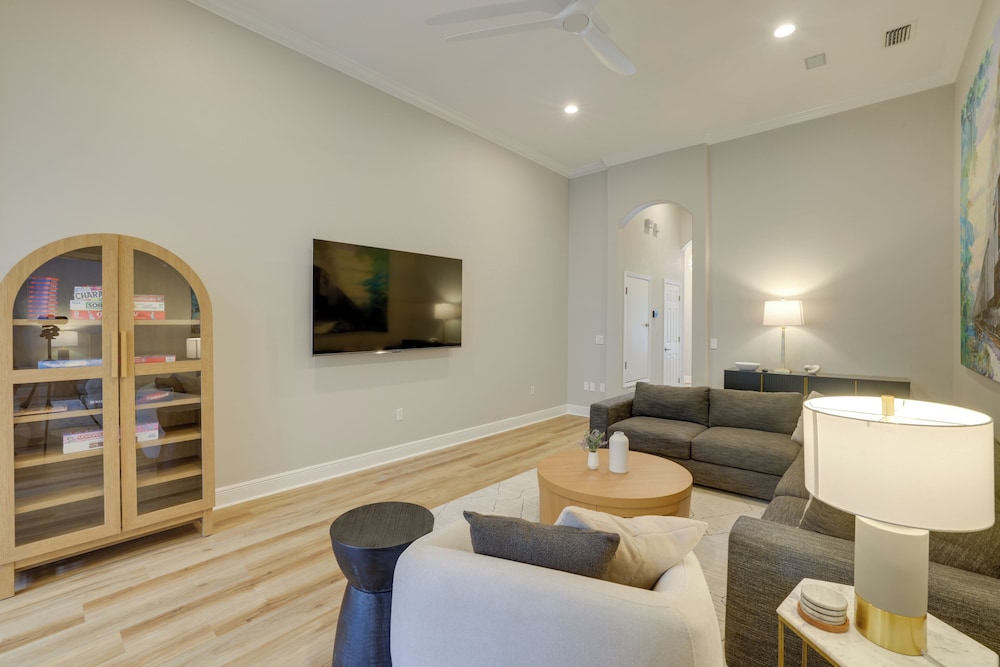 Townhome w/ Patio < 5 Mi to UF Campus!