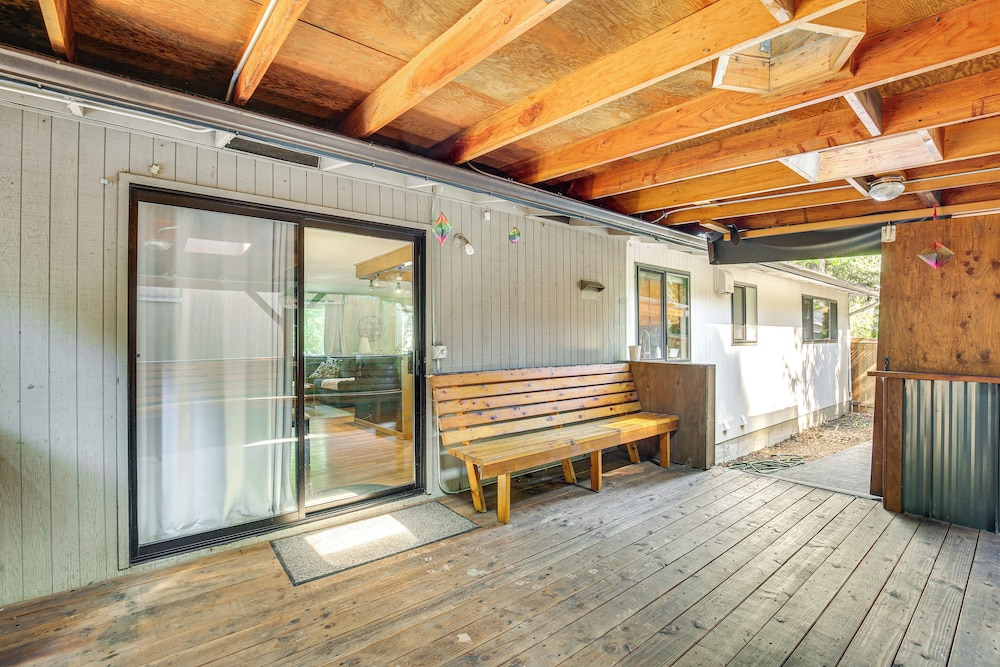 3 Mi to U of O Pet-friendly Home w/ Covered Deck!