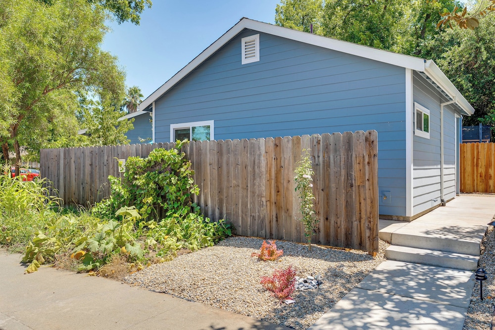 3 Mi to UC Davis: Retreat w/ Furnished Patio!