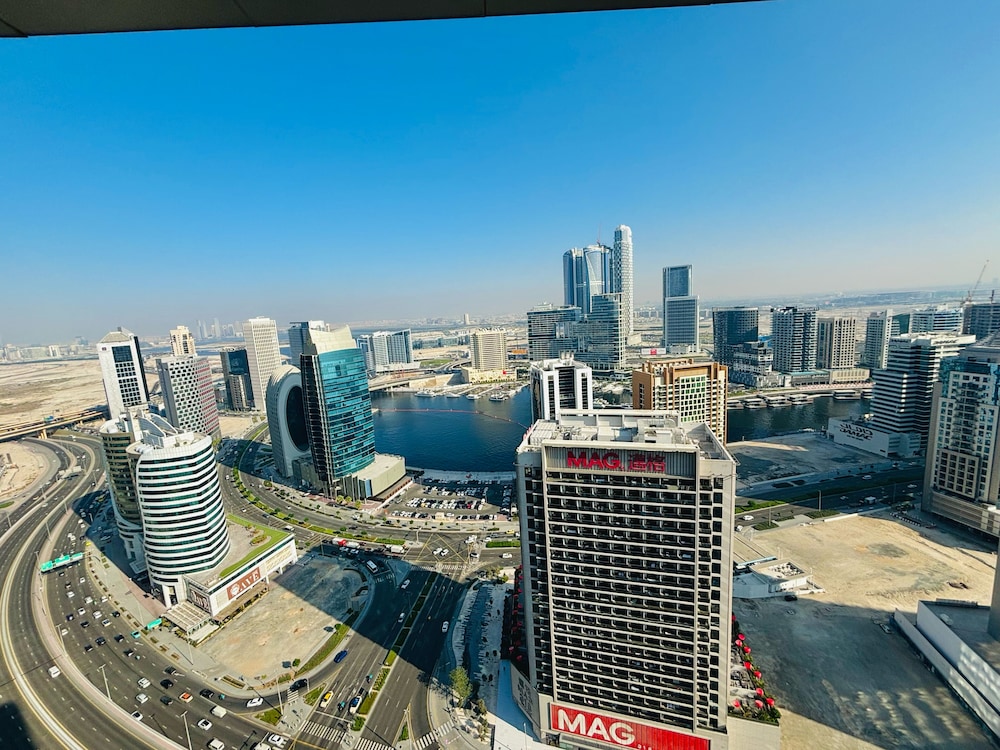 Stunning Studio Dubai with Rooftop Pool