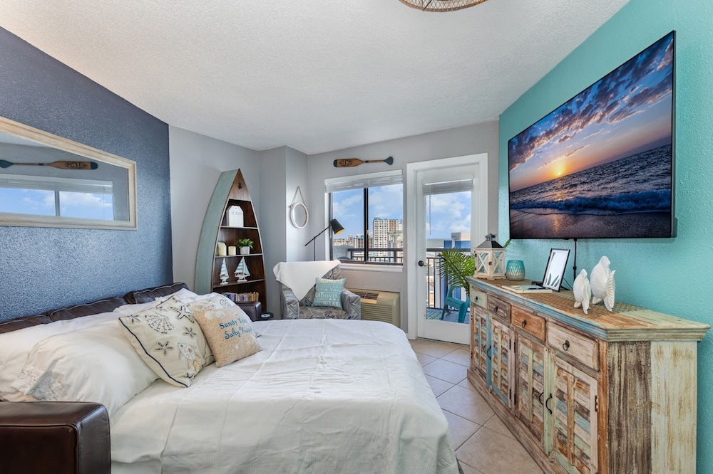 Oceanfront Resort, Great Views, King Bed, 7 Pools!