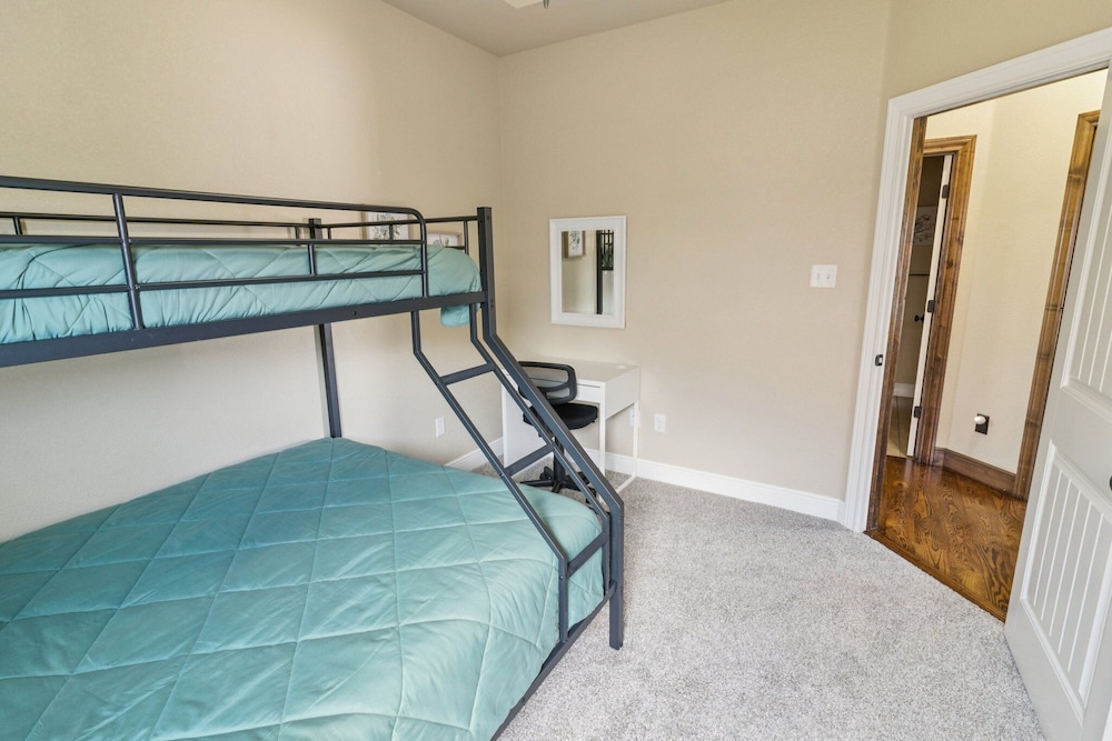 Gorgeous 4br Dakota Springs Home 3 Bedroom Home