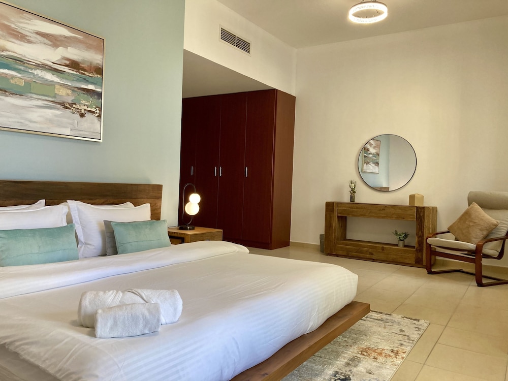 Whitesage - Elegant Interior With Incredible Sea and City View