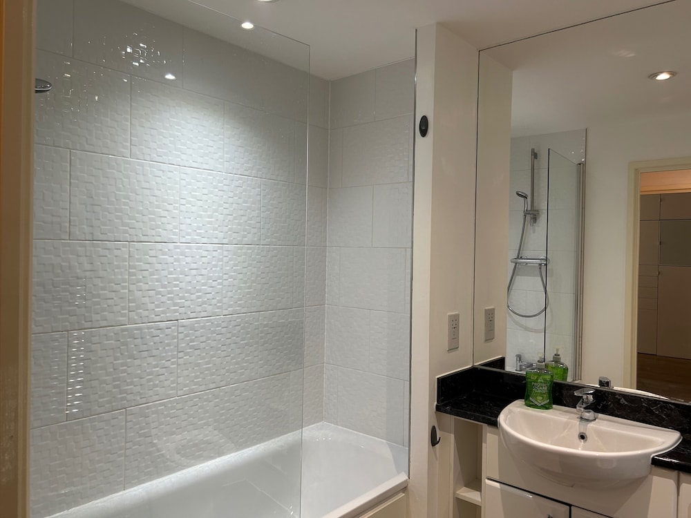 1-bed Apt, Sleeps 4, Central To Shops & Transport