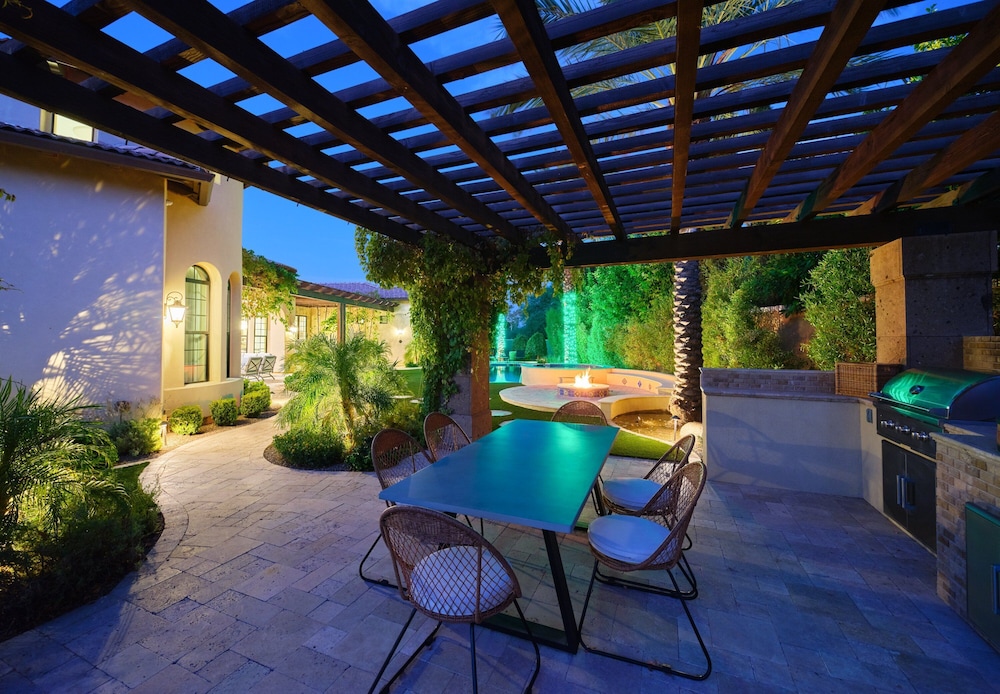 Luxe Poolside Paradise-pool & Spa-vanity Station