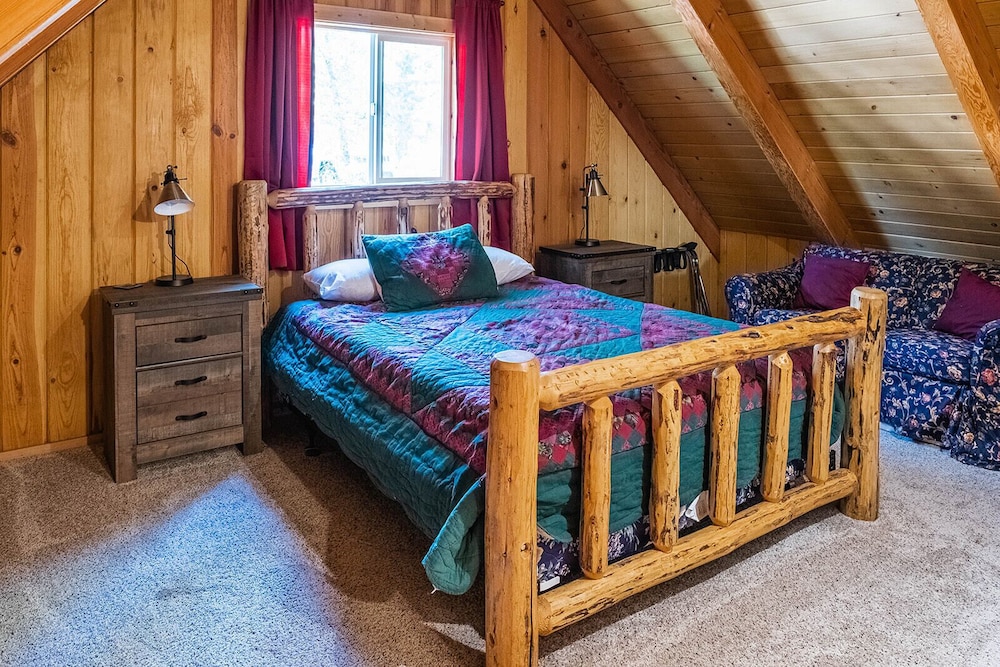 Red House - Minutes to Shaver Lake! view 4