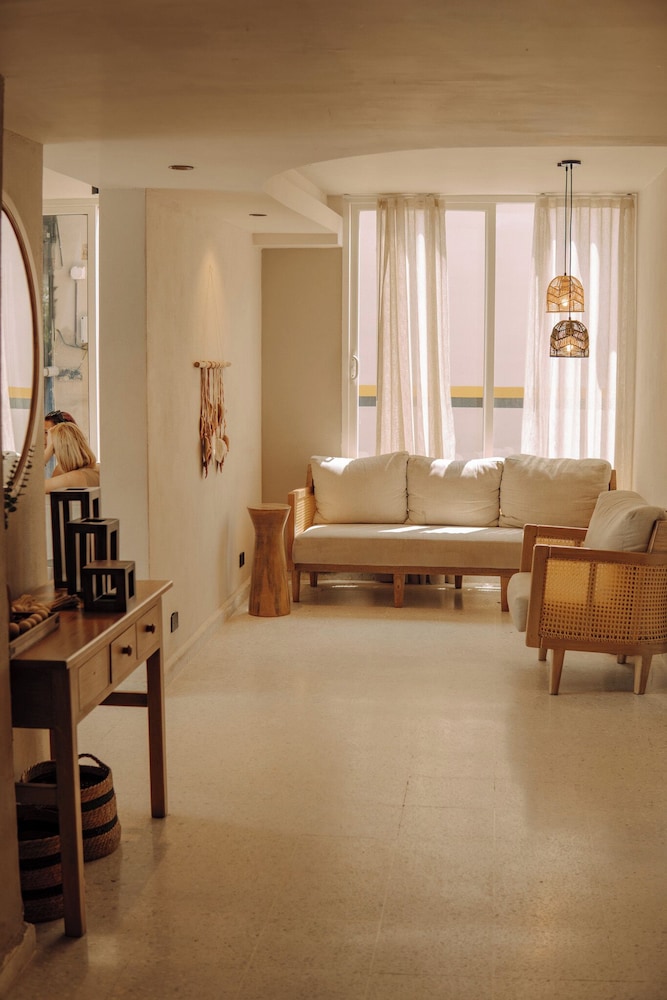 Modern Apt Near Beach & Center -Sunset47