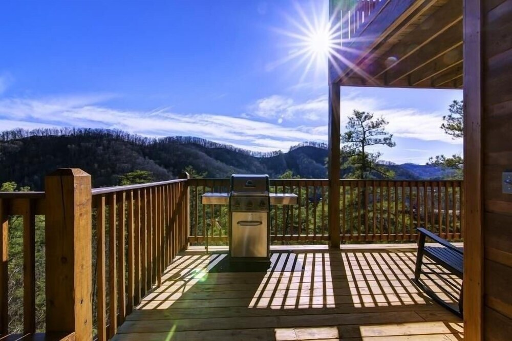 Country Cozy - 4 Bedrooms, 5 Baths, Sleeps 16 Home by RedAwning