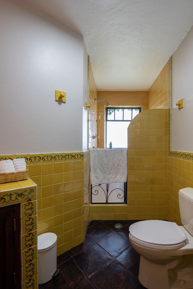 HOLT - Classic Chalet with Pool Overlooking Parroquia