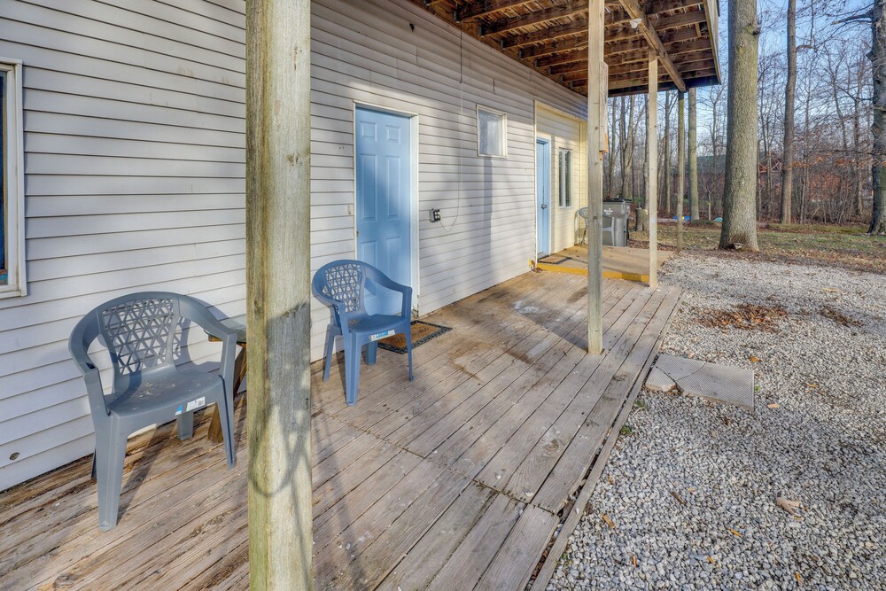 Rustic Apartment w/ Sunset Views in Elkhart!