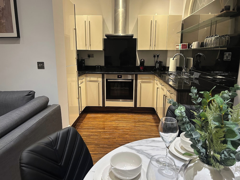 Central Apartment - Sleeps 6 & Near Station
