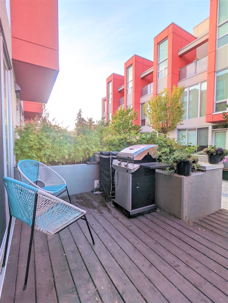 Monki Di Executive Suites - GLAS - Luxury Inner City Home 3 min to Downtown w Private Rooftop Patio Fireplace