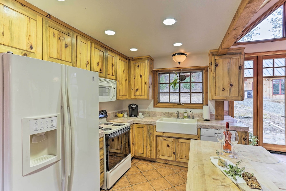 Peaceful Shasta Cascade Getaway on 15-acre Ranch!