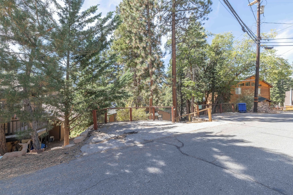 True Big Bear Lake Cabin with jacuzzi