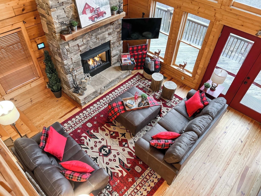3 Kings 4 Bunks-sleeps 10-smart TV X6-parking out Front-full Kitchen-hot Tub
