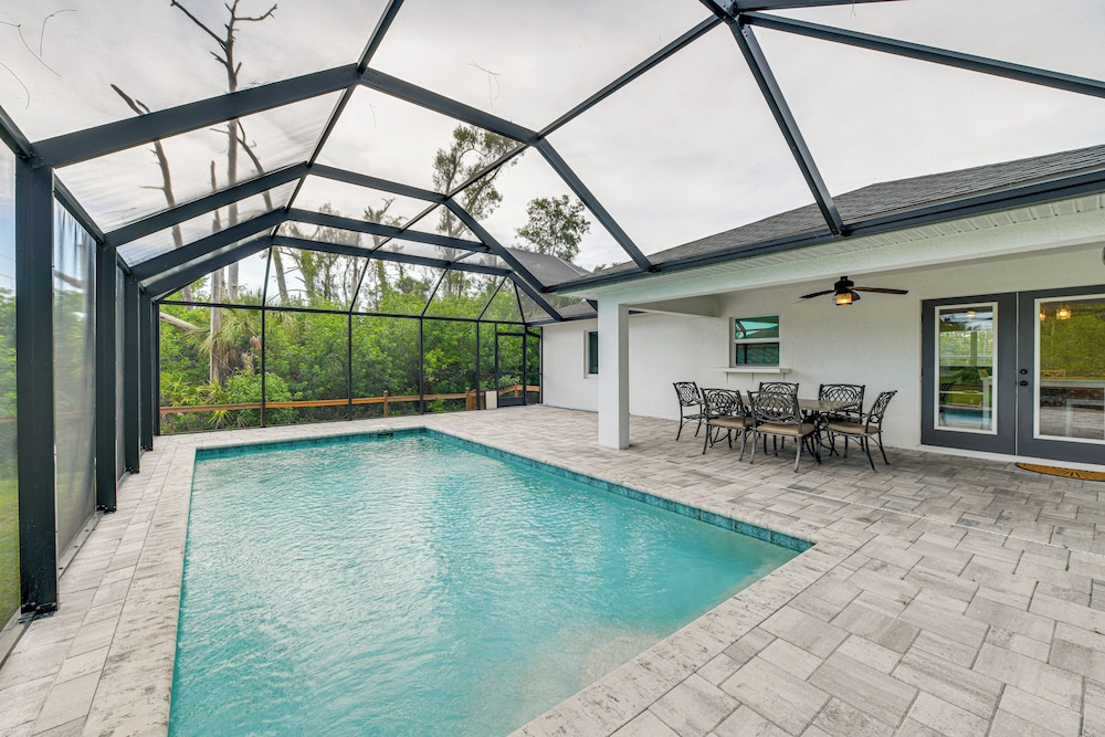 3 Mi to Public Beach: Port Charlotte Getaway!