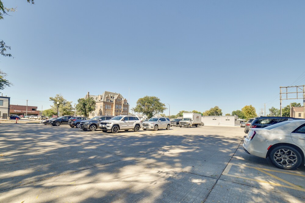 Downtown Yankton Suite: Walk to Restaurants!