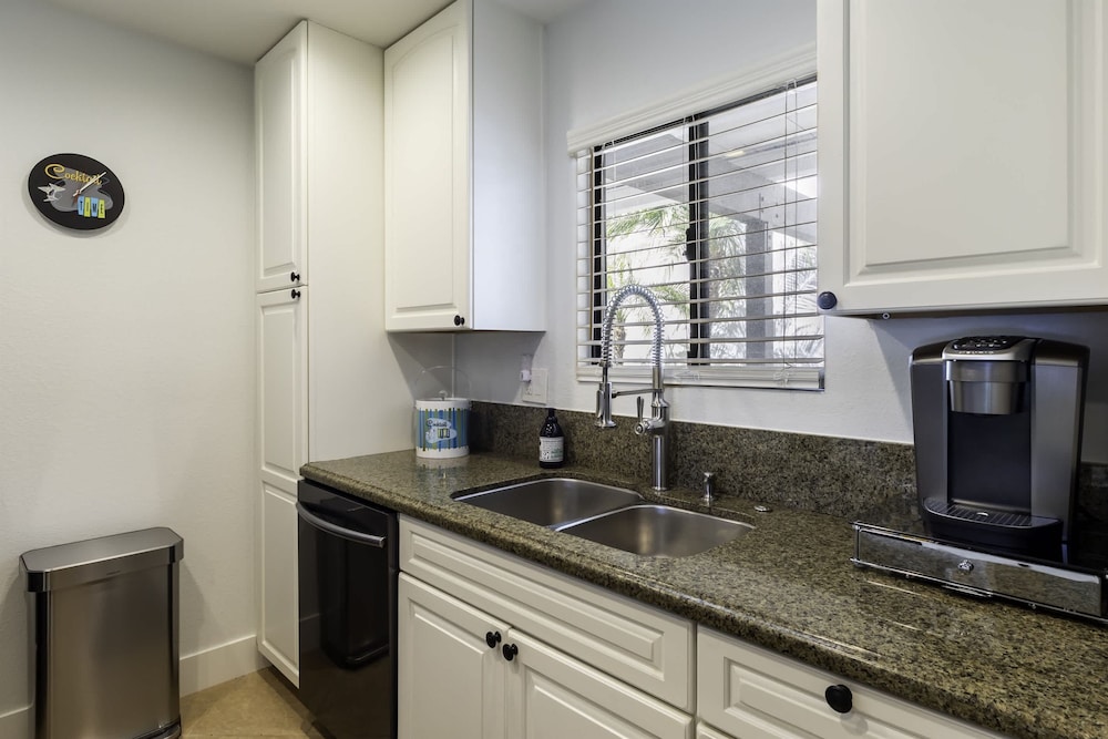 Cozy Condo w Heated Pool 1 Hr to Joshua Tree NP