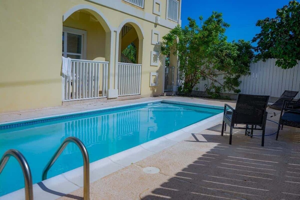 Open & Modern Pool #b Walk To Beach 2 Bedroom Condo