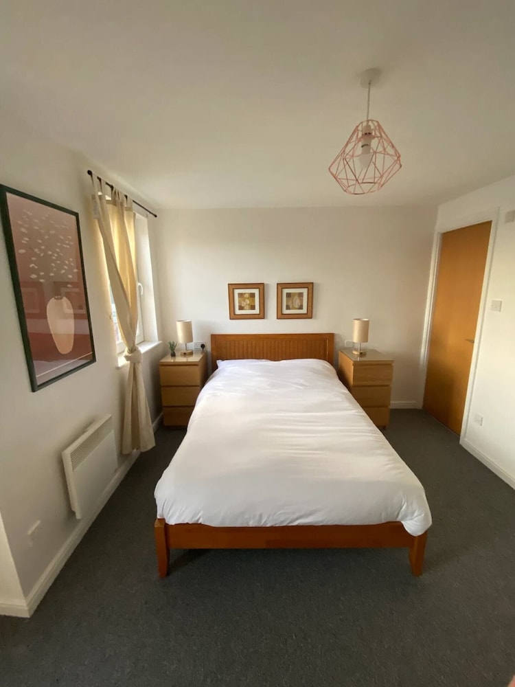 Gorgeous 2 Bedroom Apartment in Vibrant Leith With Amazing Views view 4