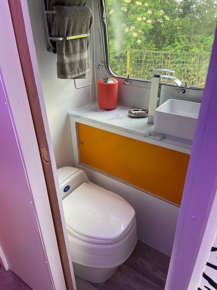 Bury - Lodge - Sleeps 2 - Parking