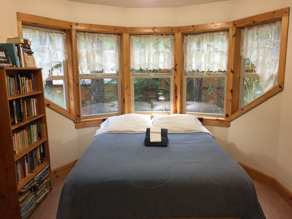 Snowline Cabin #25 A Country-style pet Friendly Cabin With hot tub and Wifi! view 2