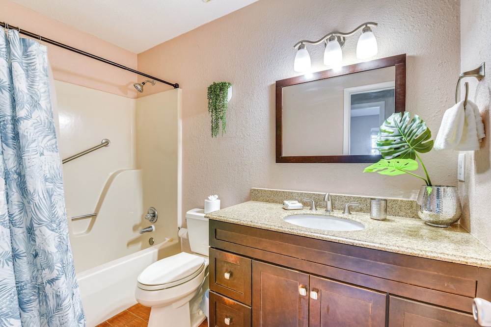 Sunny Retreat w/ Hot Tub in Fort Walton Beach!