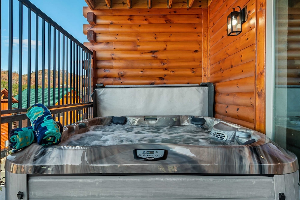 All Fun & Games by Avantstay Indoor Pool, Game Room, Theater, Mountain Views Near Pigeon Forge & Dollywood