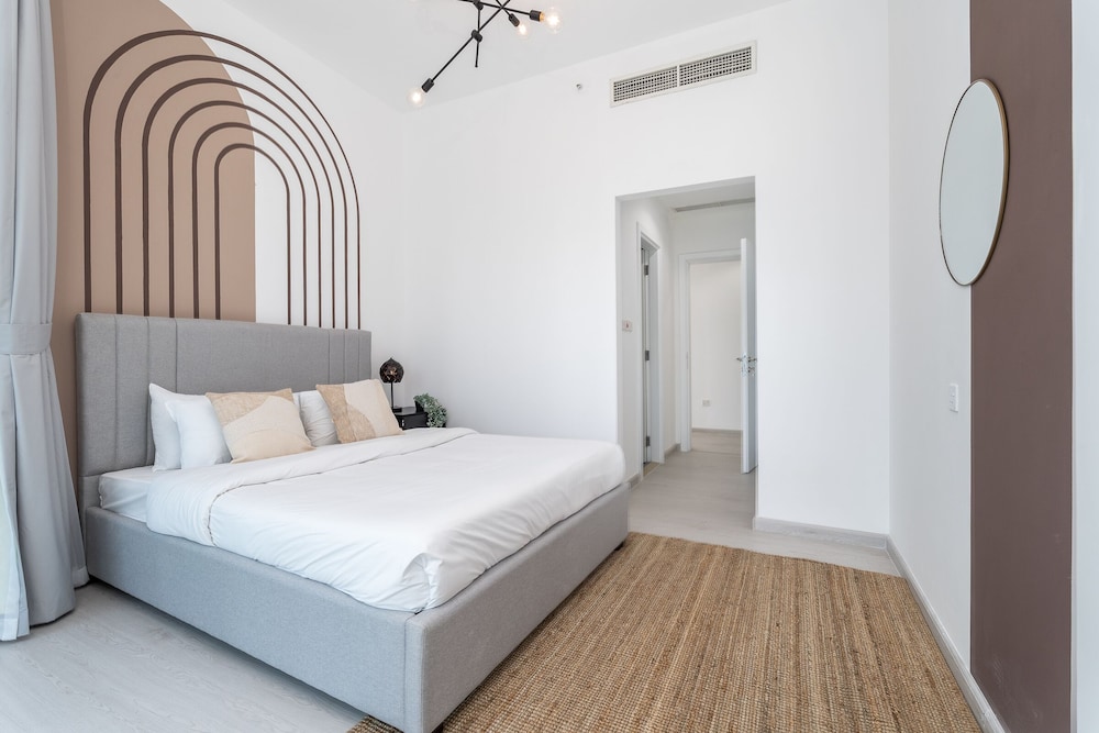 Dubai Marina - Stunning Huge 4 Bedroom Apts Near JBR - Gym - Pool - Parking by Sojo Stay