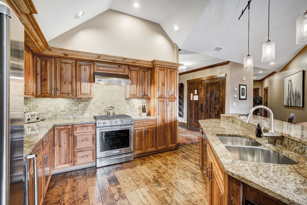 4 Bdrm/4 Bath On Peak 7- Luxury & Modern 4 Bedroom Condo by RedAwning view 3