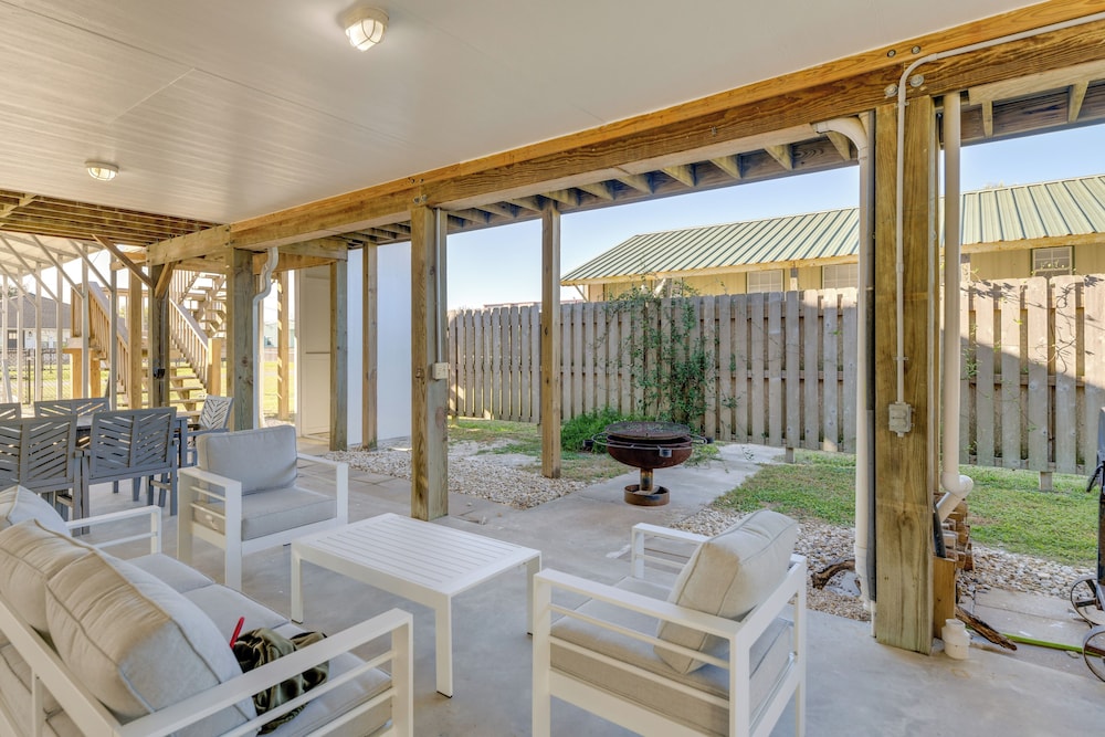 2 Mi to Beach + Fishing Pier: Gulf Coast Retreat