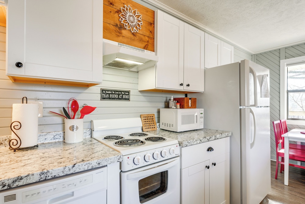 Lake Views & On-site Hiking: Cape Fair Cottage