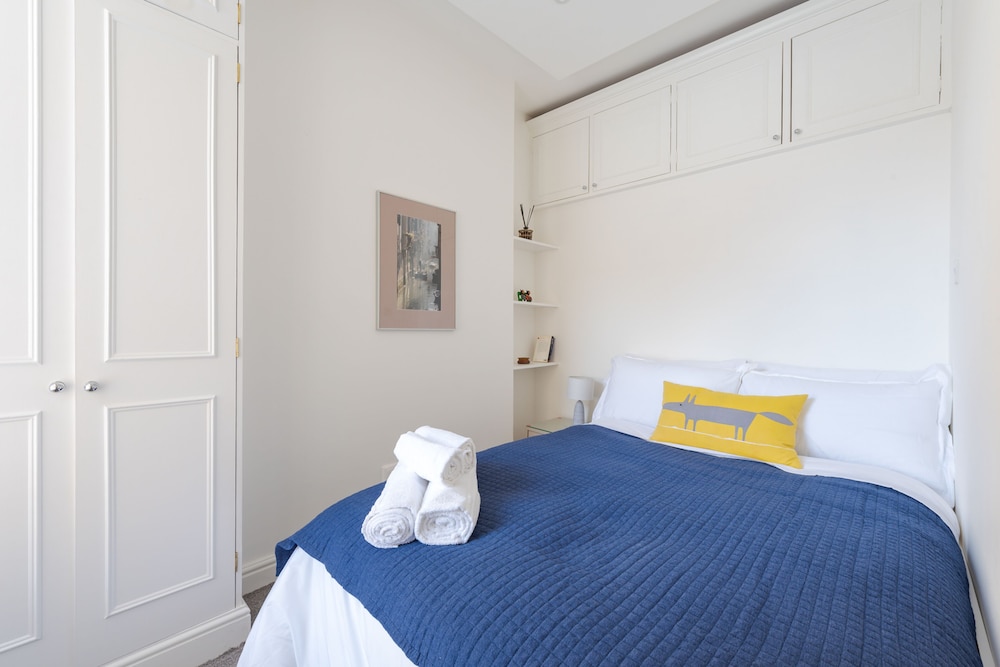 Bright two Bedroom Flat in Fashionable Fulham by Underthedoormat
