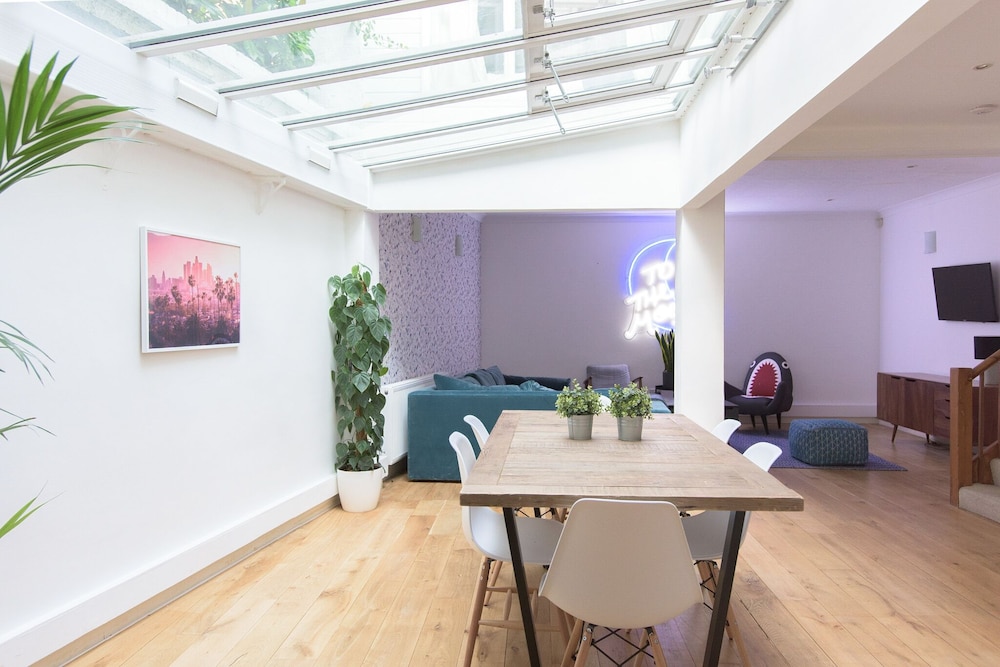 The Harrods Mews - Modern 4BDR house with rooftop terrace