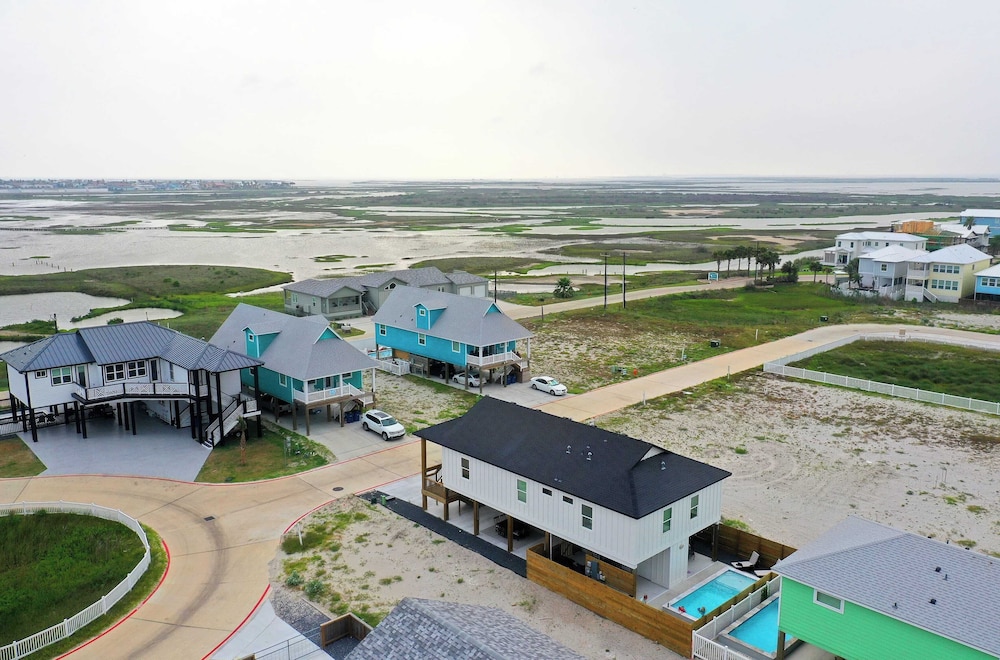 Sleeps 24 2 Homes, Priv Pool, Swing Bar, Patio Lounge Near Nature Preserve
