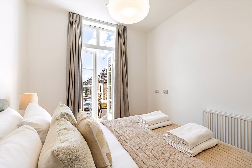 Stylish Chelsea Escape With Private Outdoor Oasis!