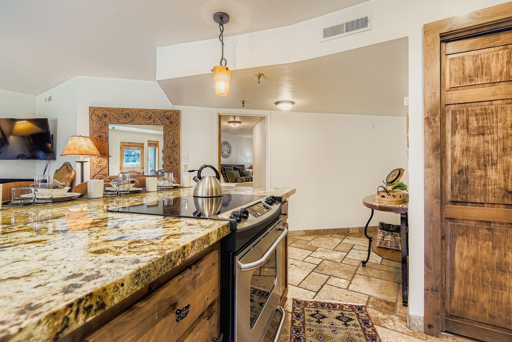 Charming 2br Escape Hot Tub, Bbq & Mountain Comfort 1424 2 Bedroom Condo