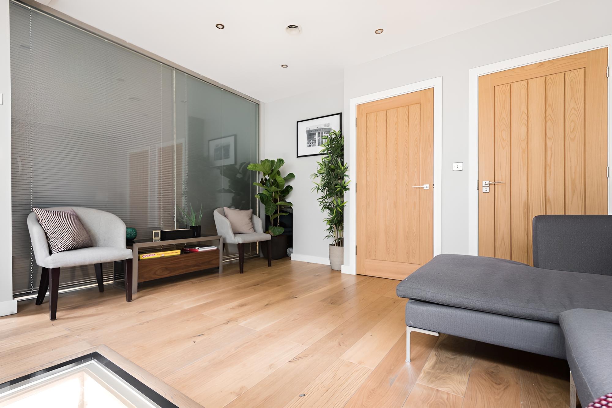 The Escalier Mews - Stunning 3BDR Mews Home Flooded with Natural Light