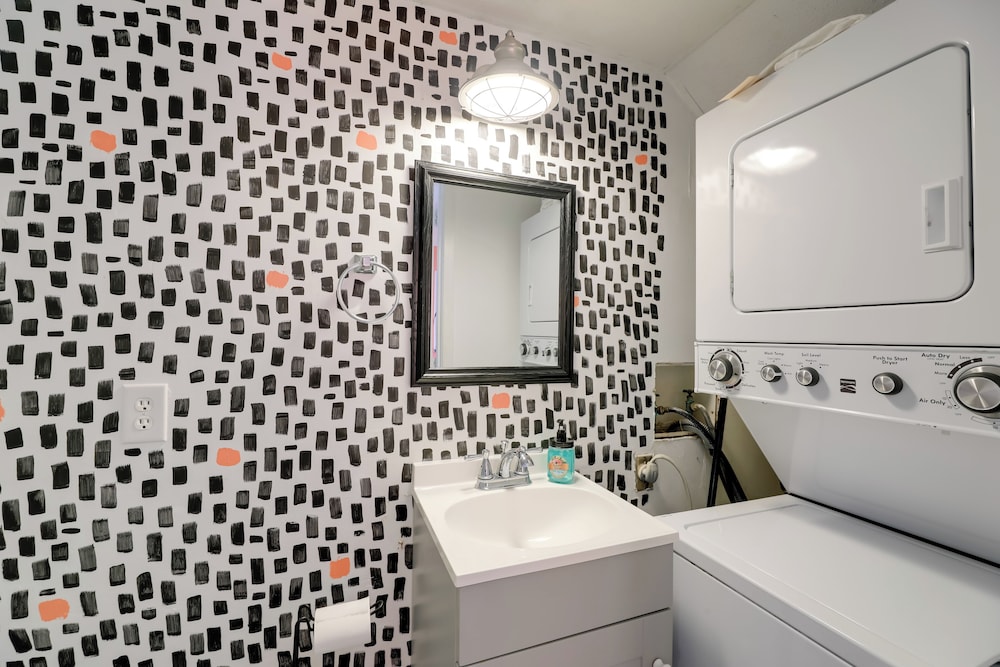 Walk to Atlantic Beach: Townhome w/ Patio!
