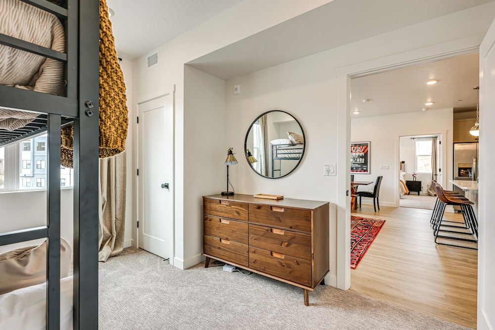 25 Mi to Zion: Rock 'n' Roll Condo w/ Mtn View!