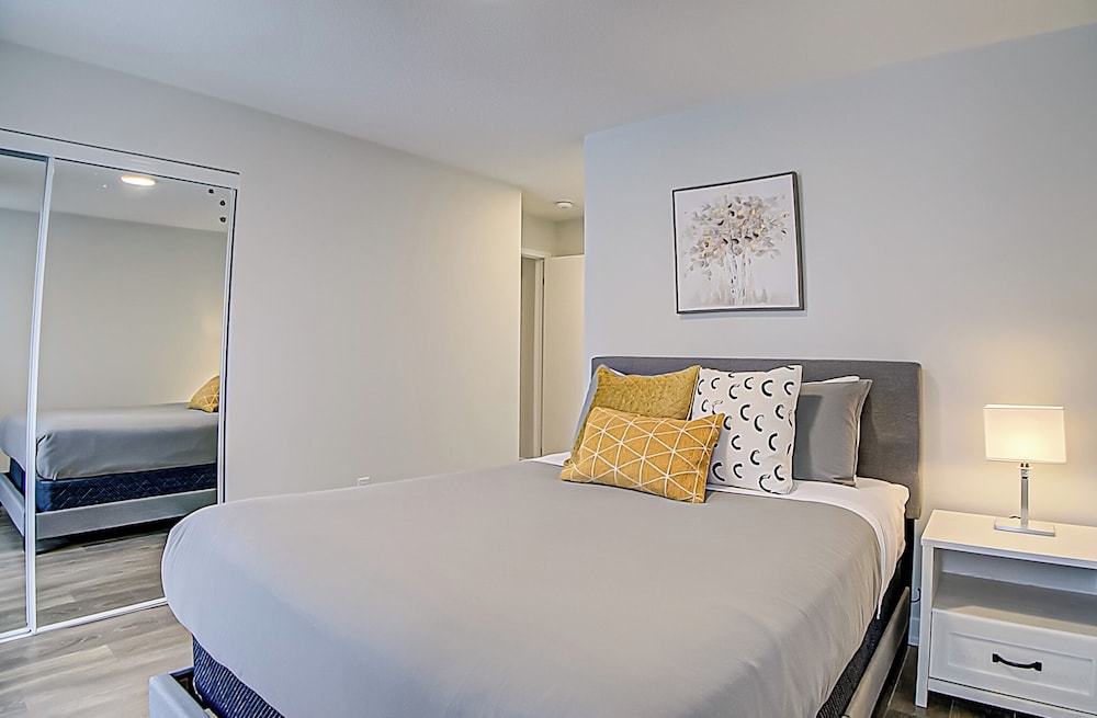Modern 3BR Retreat Near Yorkdale Mall