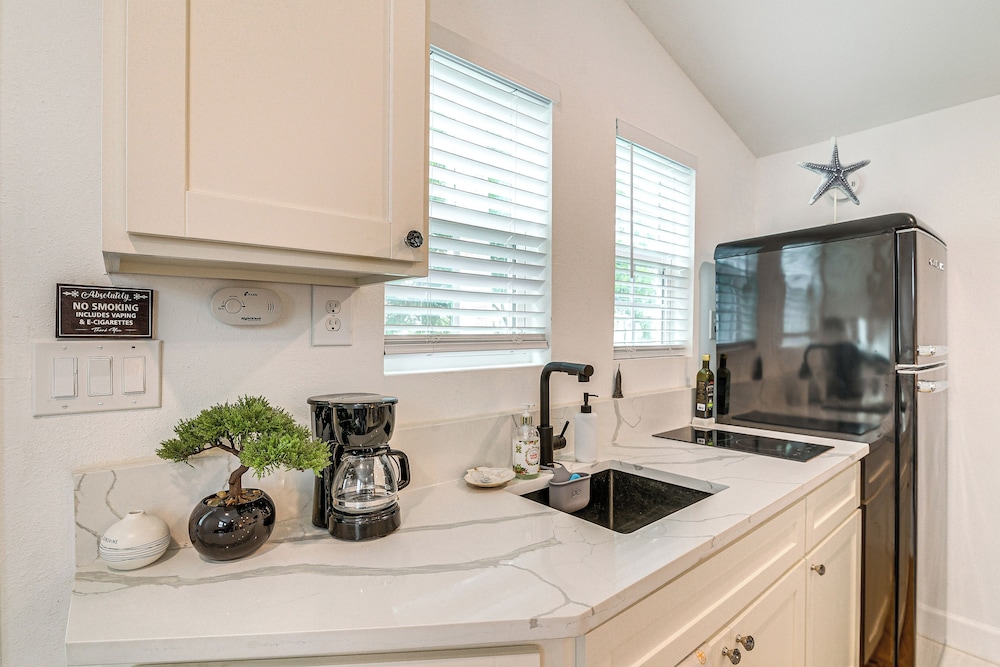 Updated Galveston Studio w/ Deck - 1 Mi to Beach!