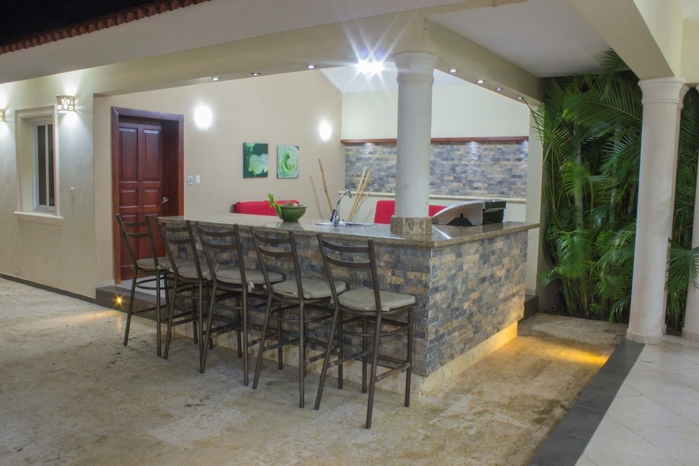 Privacy and comfort luxury 6 bedroom villa
