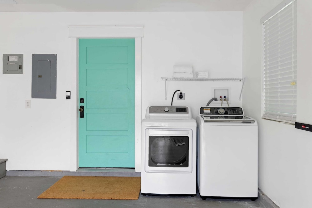 Luxe Villa Near Beach, Pool + Hottub, Chef's Kitchen Woodward Way by Avantstay