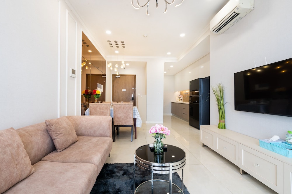 Jennifer House - Millenium Apartment