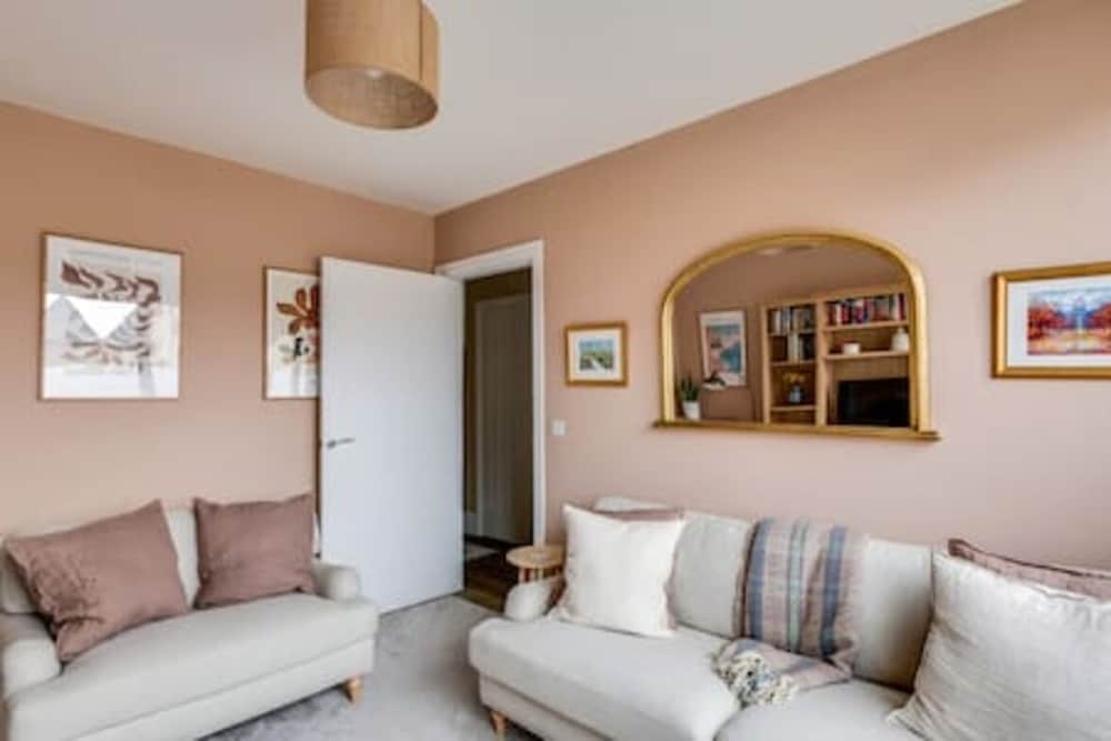 Family-friendly Getaway - Garden Parking Sleeps 7