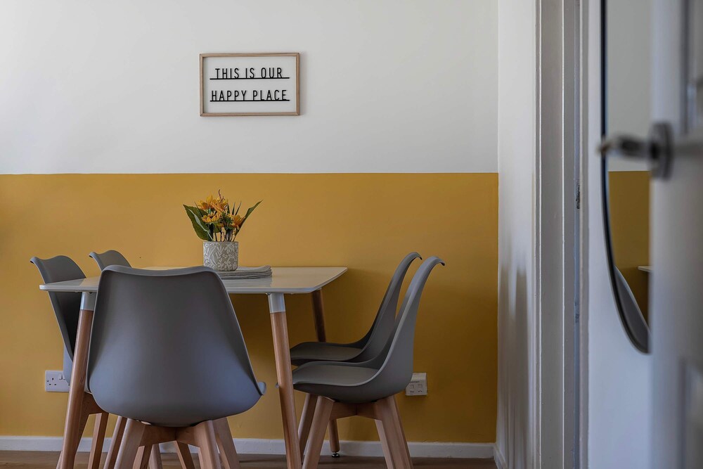 Stylish 2BR Apartment Near MCR Airport
