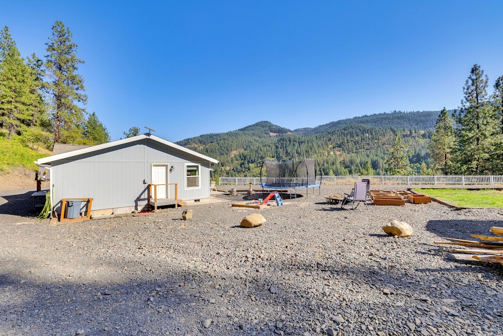 Mtn-view Gem w/ Outdoor Entertainment in Ahsahka!