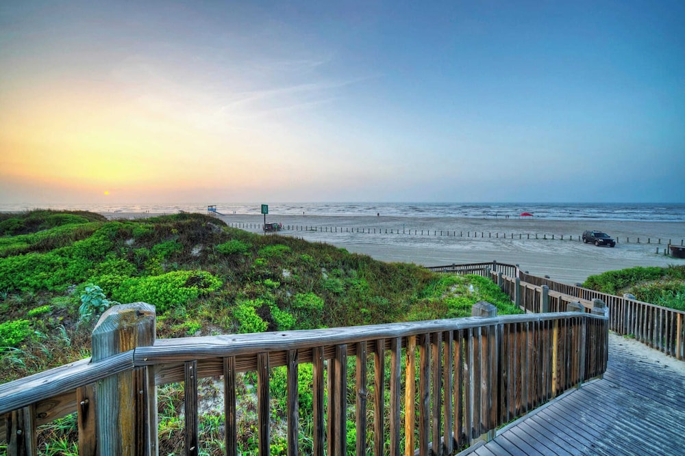 Steps to Sandfest 2 Condos in Beachfront Complex w/ Pool, Pickleball/tennis